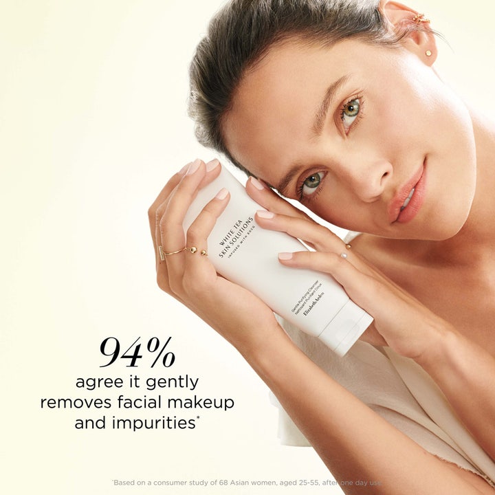 Elizabeth Arden White Tea Skin Purifying Cleanser 125 ml ansiktsrens holdes av kvinne og fjerner sminke ifølge 94 %.