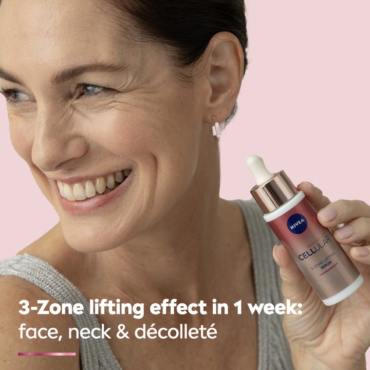 NIVEA Cellular Expert Lift 3-zone Lift Serum 30 ml gir løftende effekt vist med kvinne og rosegullfarget serumflaske.