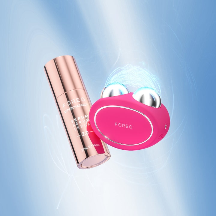 FOREO BEAR 2 Fuchsia 1 stk oppstrammende ansiktspleie med rosa mikrostrømenhet og rosegull serumflaske.