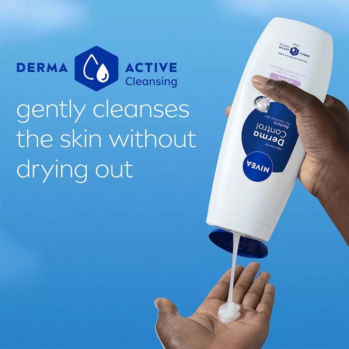 NIVEA Derma Control Restore Sensitive Shower 250 ml dusjsåpe for sensitiv hud. Hvit kremet såpe helles i en hånd.