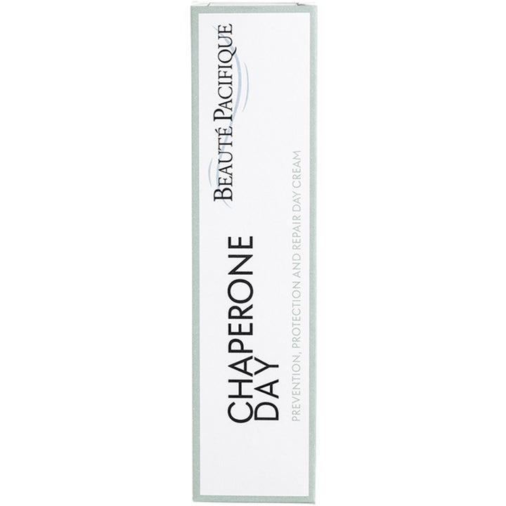 Beauté Pacifique Chaperone Day Cream 50 ml reparerende dagkrem i hvit og lys grønn ytteremballasje.