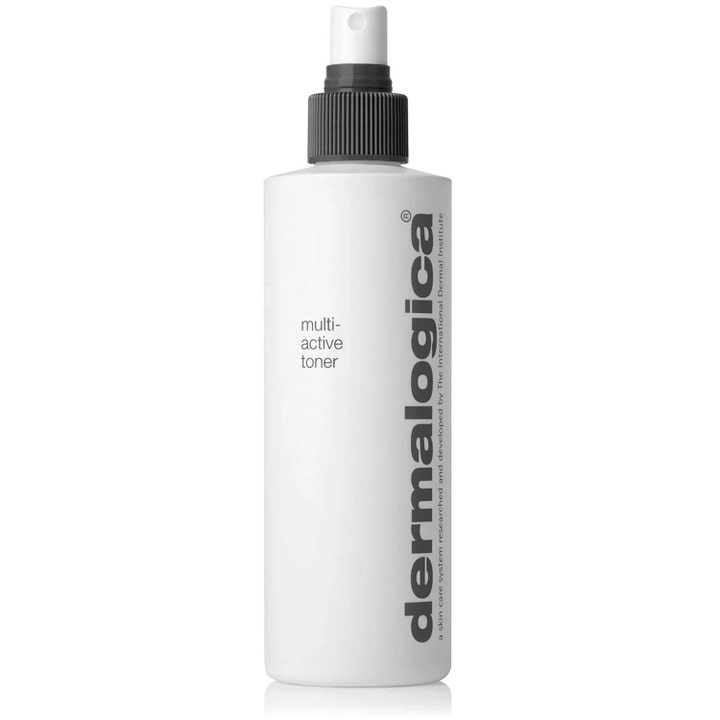 Dermalogica Multi-Active Toner fuktgivende ansiktsspray i hvit sylindrisk flaske med sort spraypumpe