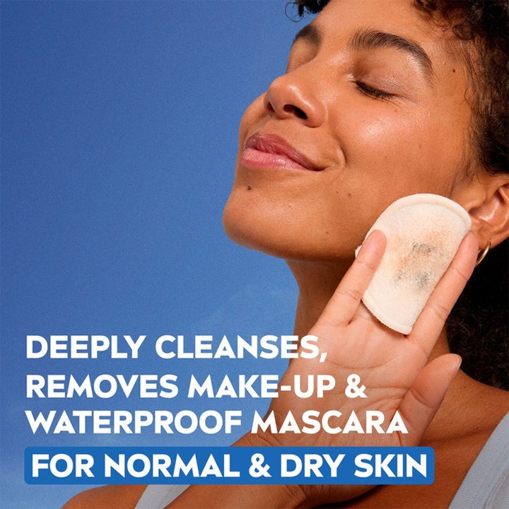 Nivea Refreshing Cleansing Milk 200 ml ansiktsrengjøring fjerner sminke og vannfast maskara vist på modell