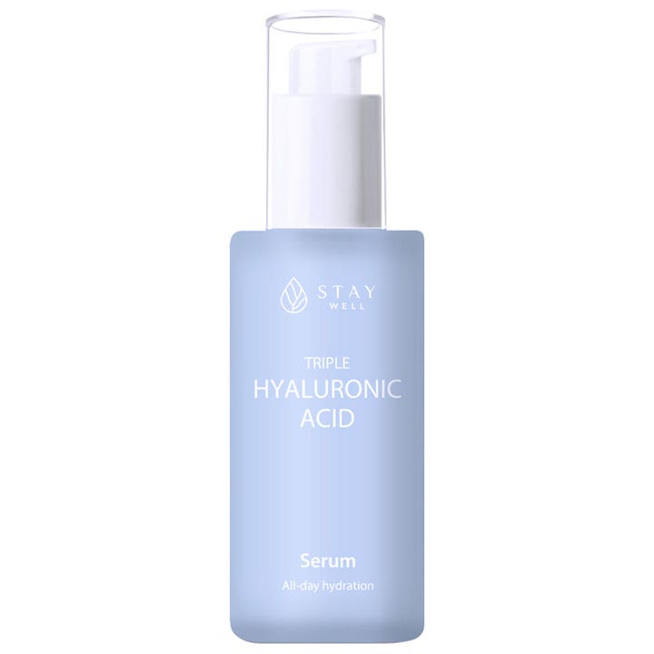 Stay Well Triple Hyaluronic Acid Serum fuktighetsgivende ansiktsserum i lyseblå frostet glassflaske med hvit pumpe