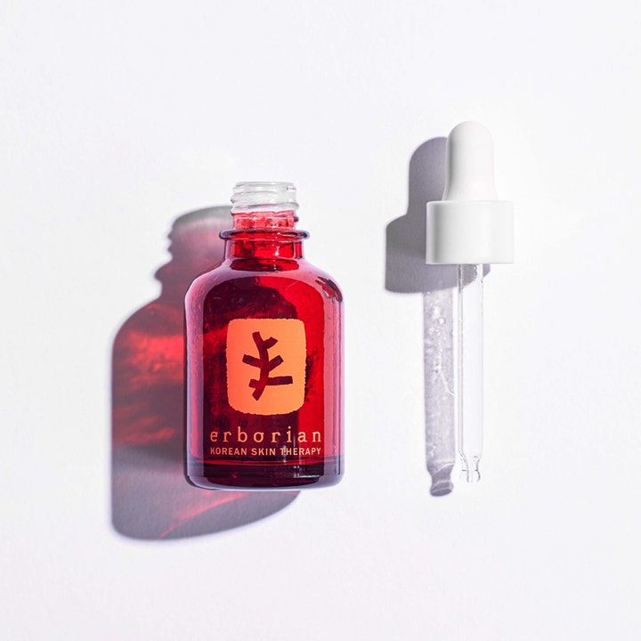 Erborian Skin Therapy Night Oil Serum 30 ml pleiende nattserum i rød glassflaske med hvit pipette ved siden av