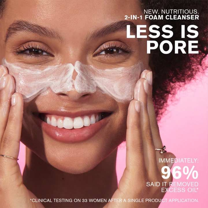 Estée Lauder Nutritious 2-In-1 Foam Cleanser 125 ml rengjøringsskum på en kvinne med teksten Less Is Pore