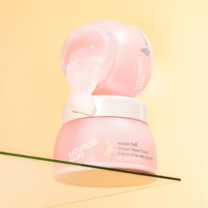 Saturday Skin Waterfall Glacier Water Cream 30 ml fuktighetsgivende ansiktskrem med lett geltekstur i rosa krukke