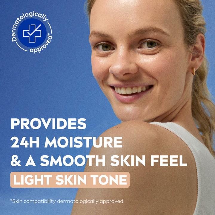 NIVEA BB Tinted Moisturiser 50 ml fuktighetsgivende dagkrem på smilende kvinne med tekst om 24t fuktighet