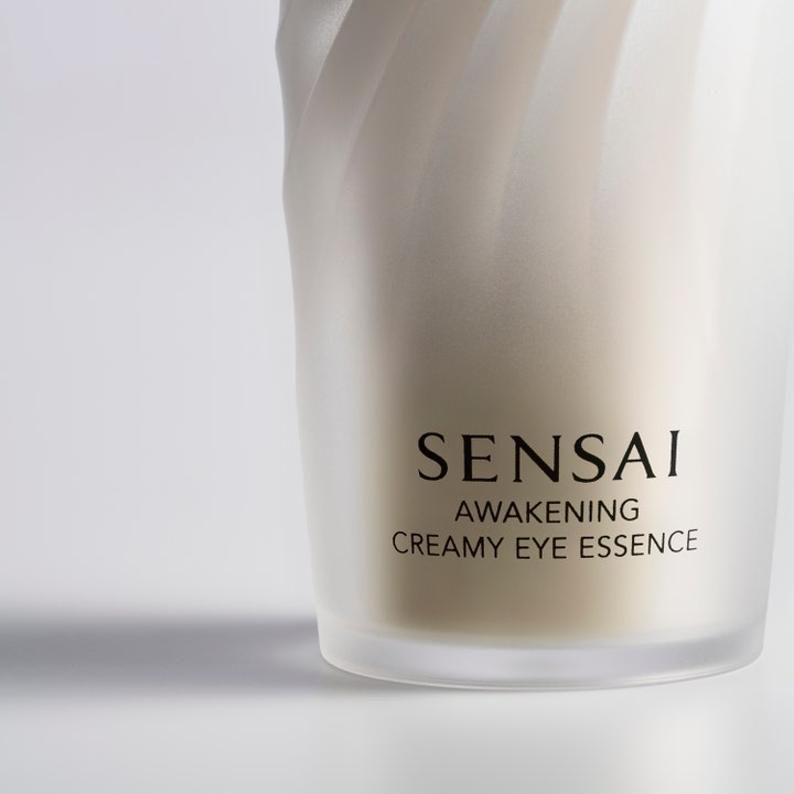 Sensai Awakening Creamy Eye Essence 20 g fuktgivende øyekrem i frostet glassbeholder med et elegant spiralmønster