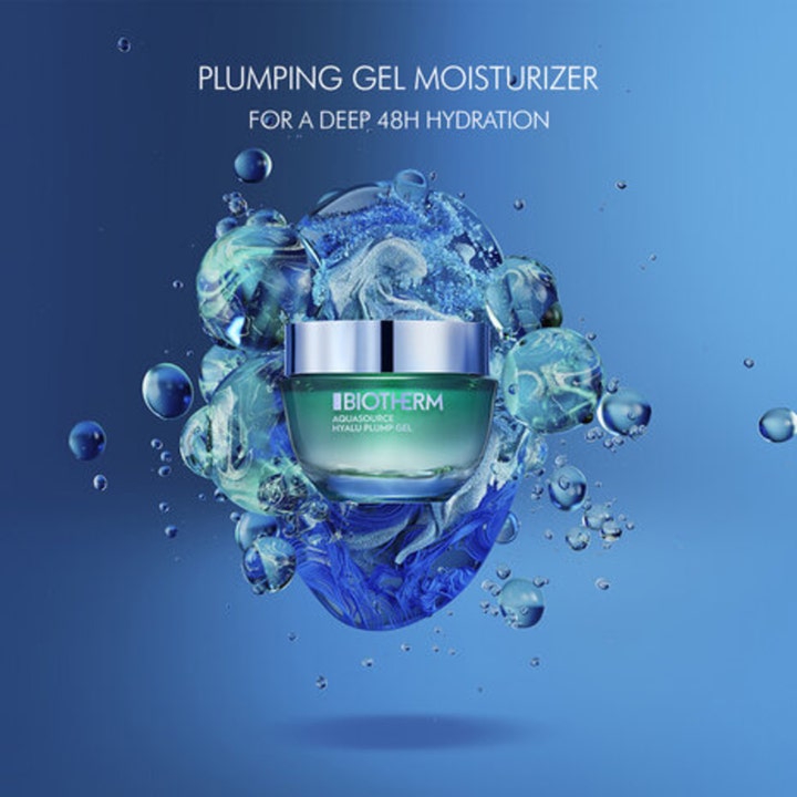 Biotherm Aquasource Hyalu Plump 50 ml fuktighetsgivende dagkrem i grønn krukke omgitt av vannsprut og bobler.