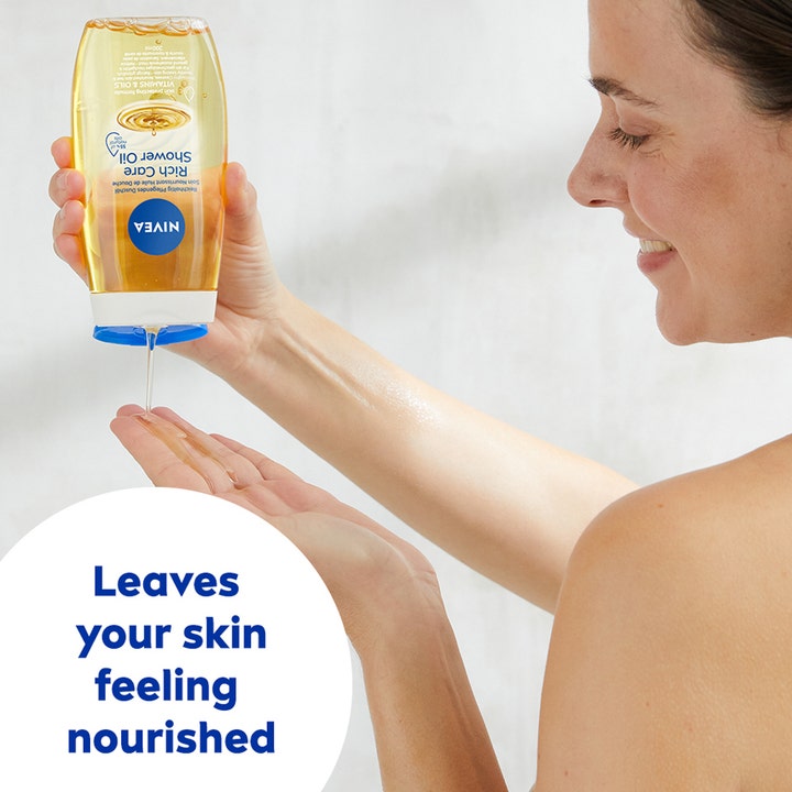 NIVEA Rich Caring Shower Oil 200 ml pleiende dusjolje som helles i hånden for en næret og fuktet hudfølelse.