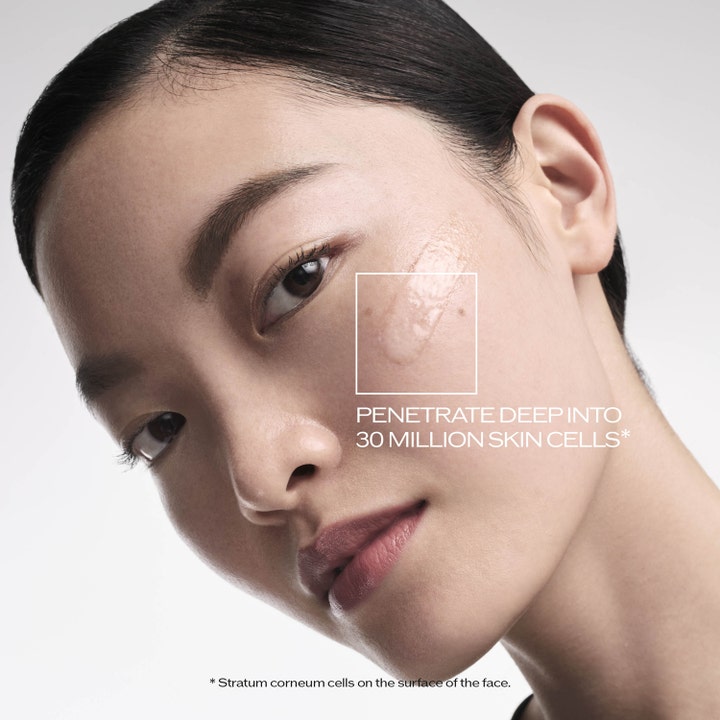 Shiseido Ultimune Power Infusing Concentrate 4.0 Refill 50 ml serum på modell som viser dyp penetrering i hudceller.
