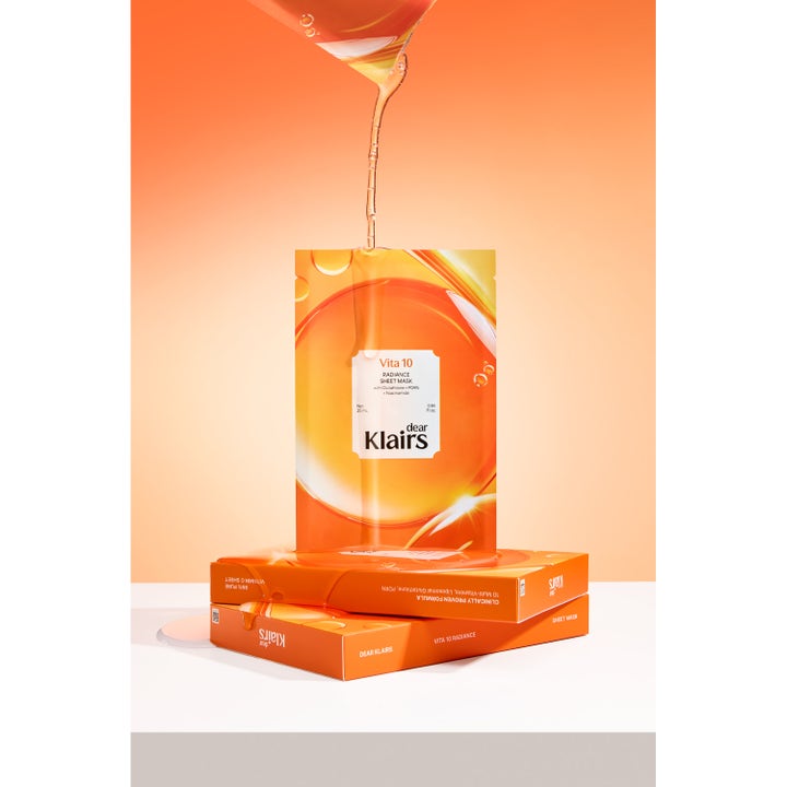 Klairs Vita 10 Radiance Sheet Mask 25 ml gir glød med vitamin C vist med flytende essens over oransje esker