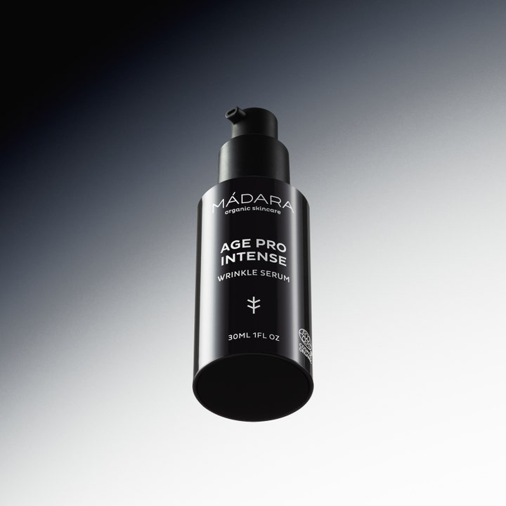MÁDARA AGE PRO Intense Wrinkle Serum 30 ml anti-age serum mot rynker i en svart pumpeflaske med hvit skrift