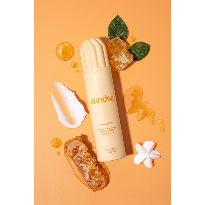 Sundae Whipped Shower Foam Honey Honey 265 ml dusjsåpe med honningkaker og fyldig skum på oransje bunn