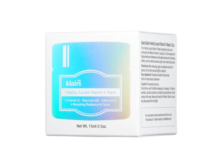 Klairs Freshly Juiced Vitamin E Mask 15 ml ansiktsmaske i hvit eske med blå og holografiske detaljer