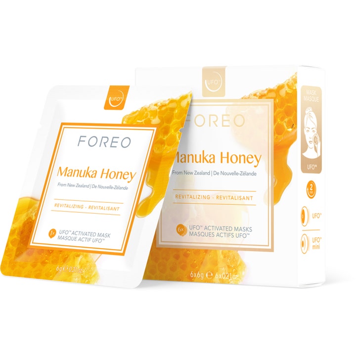 FOREO Manuka Honey 6x6g revitaliserende ansiktsmaske i hvit eske og pose med gyllen honning og vokskake