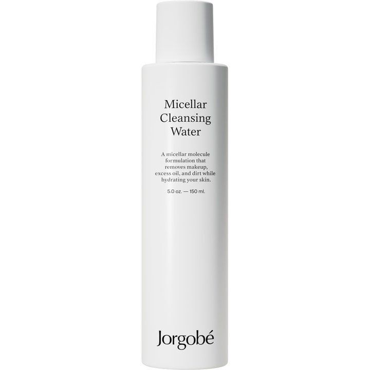 Jorgobé Micellar Cleansing Water 150 ml gir fuktighet og fjerner sminke i en hvit minimalistisk flaske