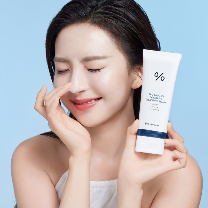 Dr. Ceuracle Pro Balance Soothing Cleansing Foam 150 ml beroligende ansiktsrens kvinne påfører hvitt skum fra hvit tube.