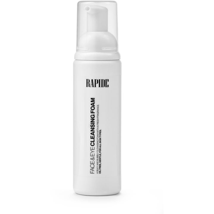 Rapide Face & Eye Cleansing Foam skånsom ansiktsrens i hvit pumpeflaske med minimalistisk sort tekst og klart lokk