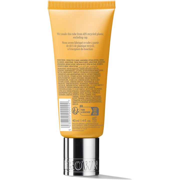 Molton Brown Flora Luminare Hand Cream 40 ml pleiende håndkrem viser baksiden av tuben med ingredienser og resirkulert plast.