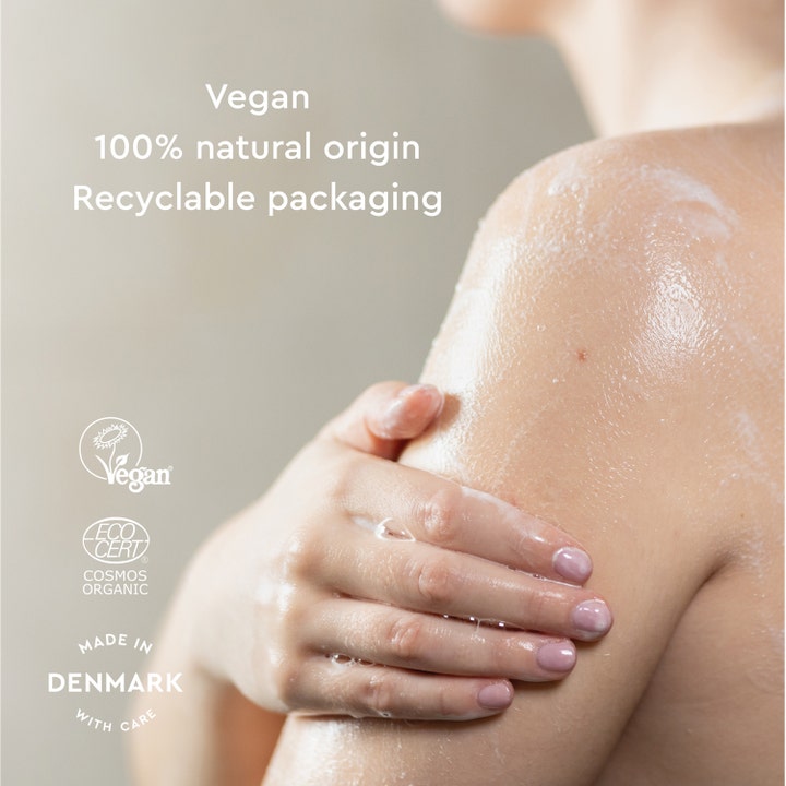Urtekram Body Wash Soothing Lavender 200 ml vegansk dusjsåpe skummer på huden med tekst om 100% naturlig opprinnelse