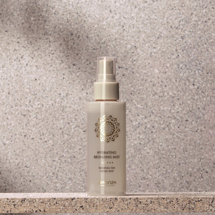 Bronza Hydrating Bronzing Mist 2 x 100 ml fuktighetsgivende selvbruningsspray i beige flaske med gullmandala