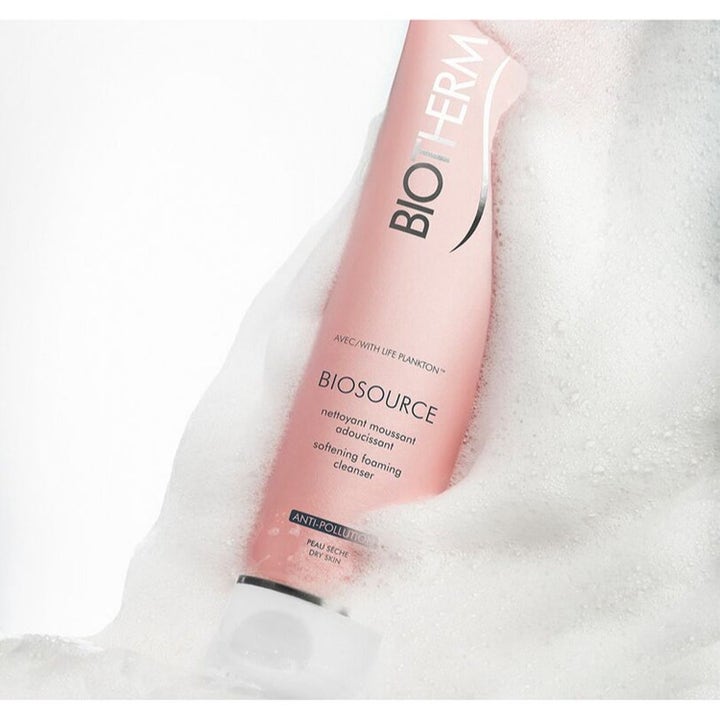 Biotherm Biosource Softening Foaming Cleanser ansiktsrens i rosa tube omgitt av hvitt skum for tørr hud