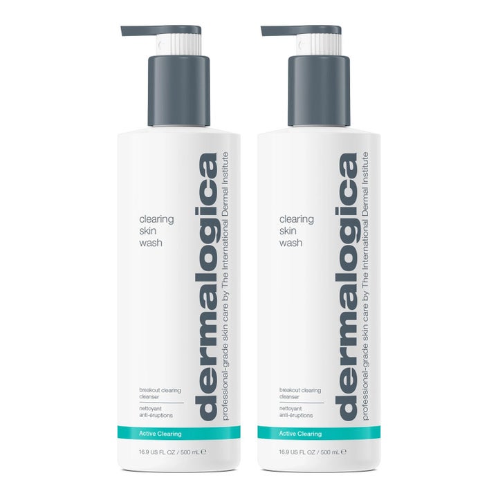 Dermalogica Clearing Skin Wash 500 ml ansiktsrens mot kviser i to hvite pumpeflasker med grå detaljer
