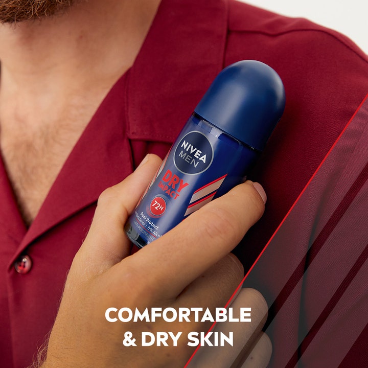 NIVEA Dry Impact Roll On Mini 25 ml herredeodorant gir 72h beskyttelse i blå roll-on flaske holdt mot en rød skjorte