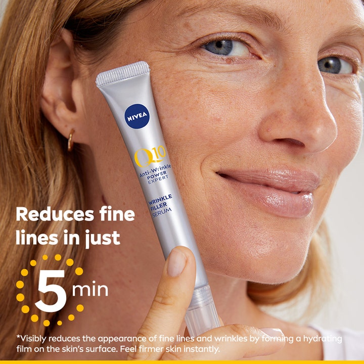 NIVEA Q10 Power Expert Wrinkle Filler Serum 15 ml reduserer linjer hos kvinne i en livsstilssetting