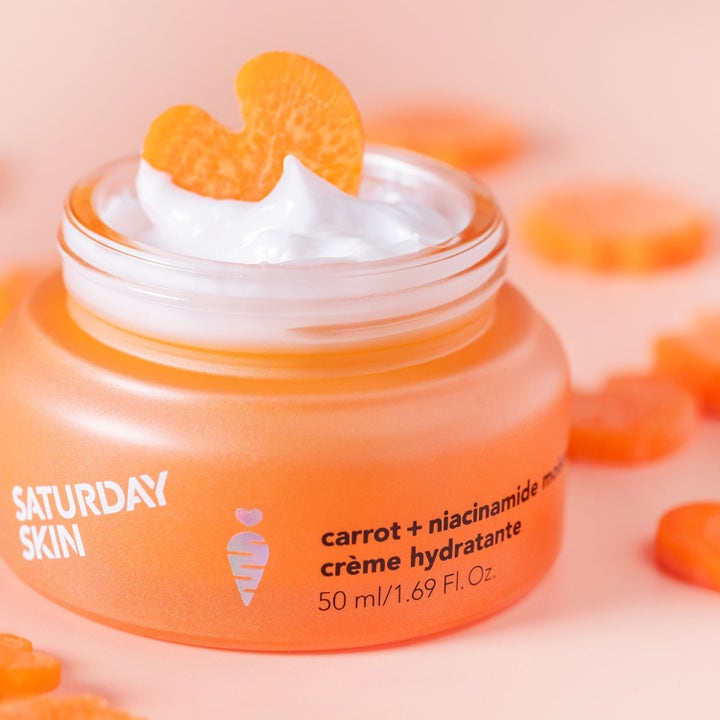 Saturday Skin Carrot + Niacinamide 50 ml fuktighetsgivende ansiktskrem i oransje krukke med hvit krem og hjerteformet gulrot