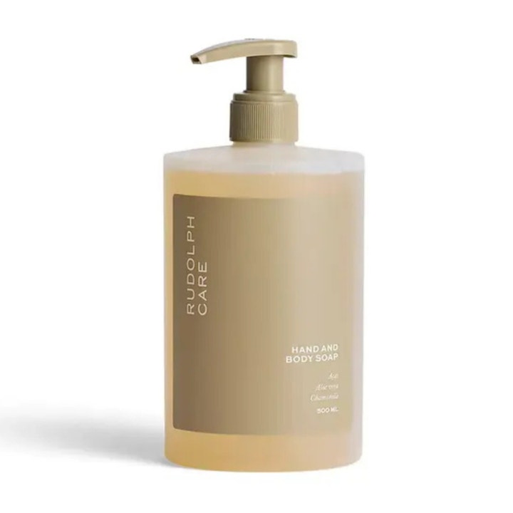 Rudolph Care Hand and Body Soap 500 ml pleiende håndsåpe i frostet pumpeflaske med beige etikett og gyllen såpe.