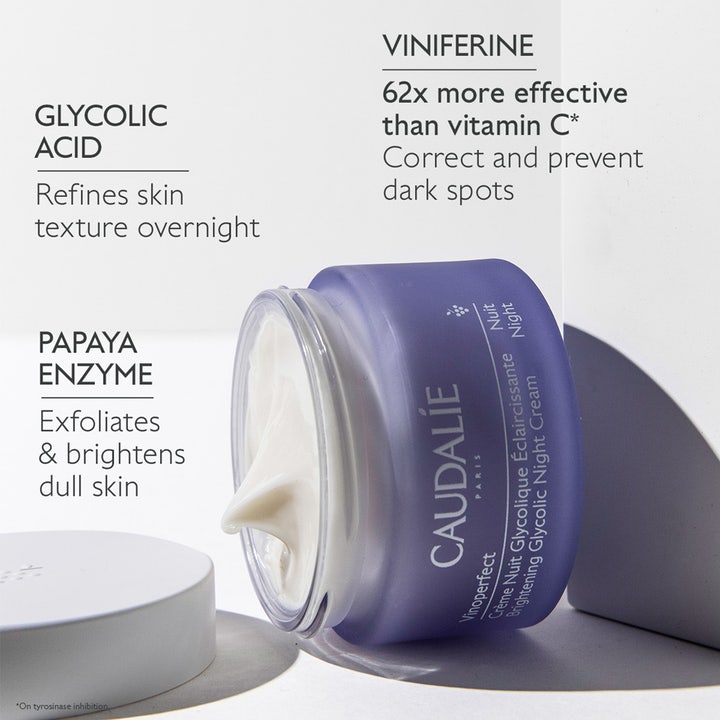 Caudalie Vinoperfect Night Cream 50 ml i lilla krukke med hvit konsistens som gir glød med glykolsyre