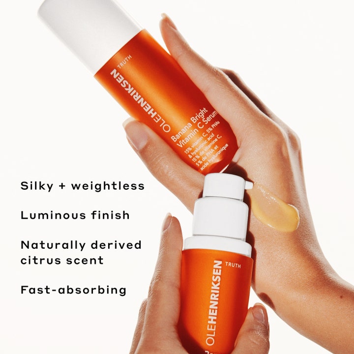 Ole Henriksen Banana Bright Vitamin C Serum 30 ml gir glød med en silkeaktig tekstur vist på hendene.