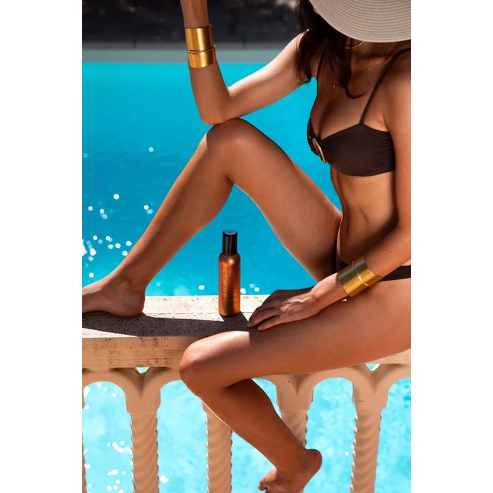 St.Tropez Instant Glow Body Bronzing Mousse 200 ml selvbruning gir umiddelbar glød ved et glitrende blått basseng