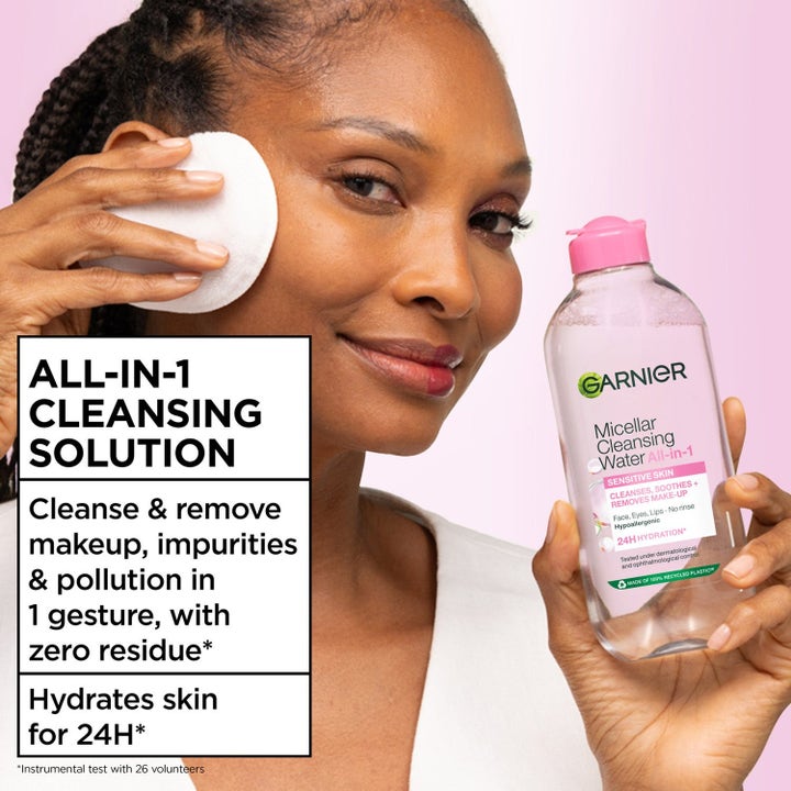 Garnier Micellar Cleansing Water duo ansiktsrens med rosa tekstur som viser miceller i vann.