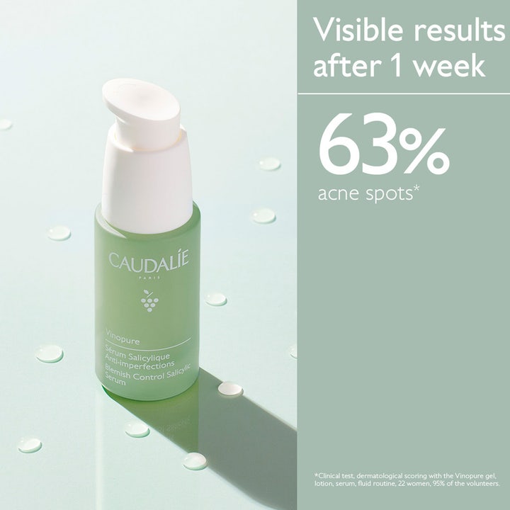 Caudalie Vinopure Blemish Control Salicylic Serum 30 ml mot kviser i grønn flaske med hvit pumpe