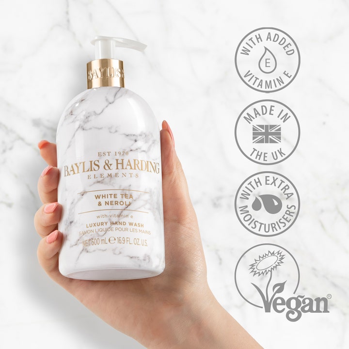 Baylis & Harding Elements White Tea & Neroli 500 ml håndsåpe i marmormønstret flaske holdt av en hånd