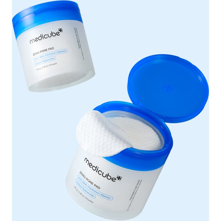 Medicube Zero Pore Pad 2.0 70 stk eksfolierende pads med AHA og BHA i hvit krukke med blått lokk og teksturerte pads