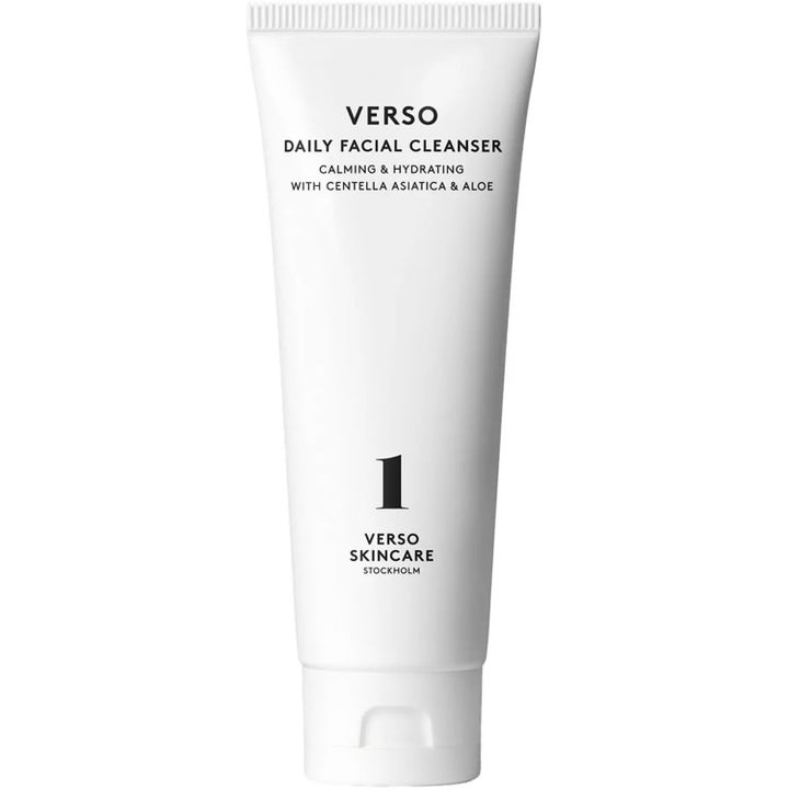 Verso Daily Facial Cleanser 120 ml beroligende ansiktsrens i hvit tube med sort tekst