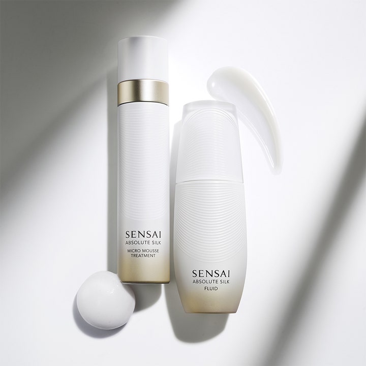 Sensai Absolute Silk Fluid 80 ml fuktighetskrem med hvit lett tekstur og Micro Mousse Treatment