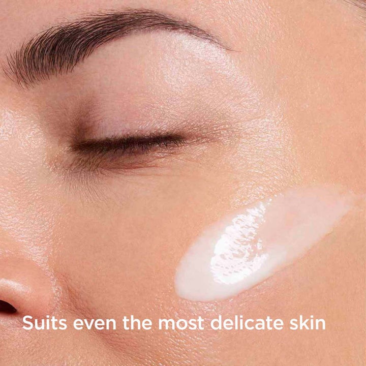 Clarins Bright Plus Advanced Expert Serum 30 ml påføres på hud som en hvit, lett flytende tekstur.