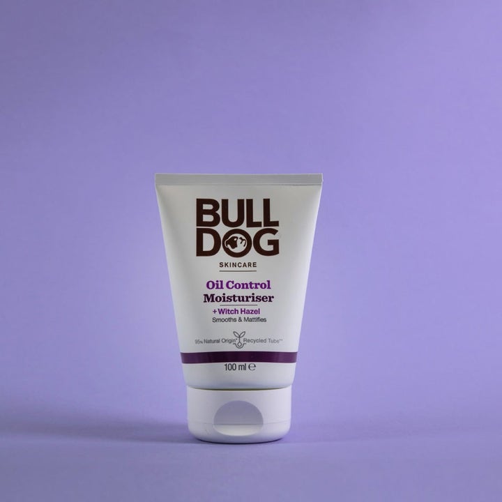 Bulldog Oil Control Moisturiser 100 ml mattifiserende ansiktskrem med trollhassel i hvit tube på lilla bakgrunn
