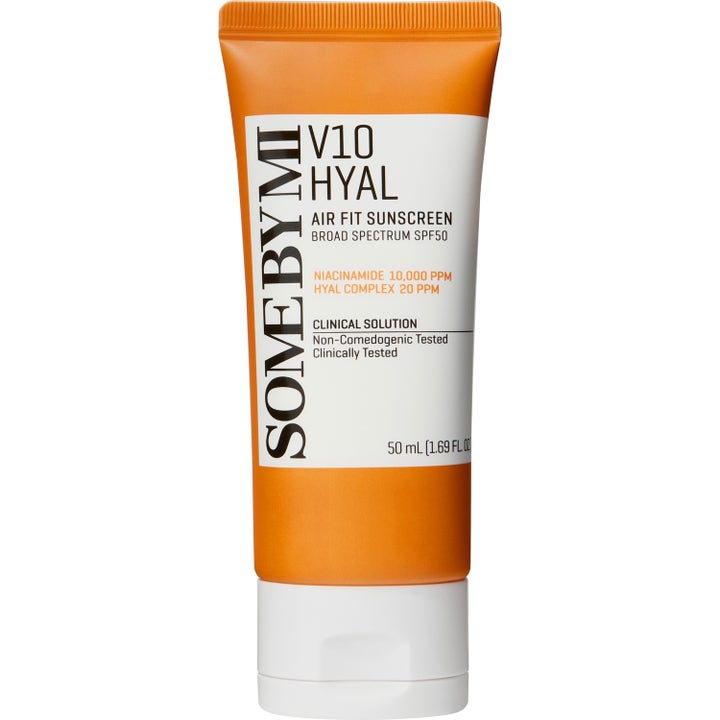 Some By Mi V10 Hyal Air Fit Sunscreen 50 ml fuktighetsgivende solkrem i oransje tube med hvit etikett og lokk
