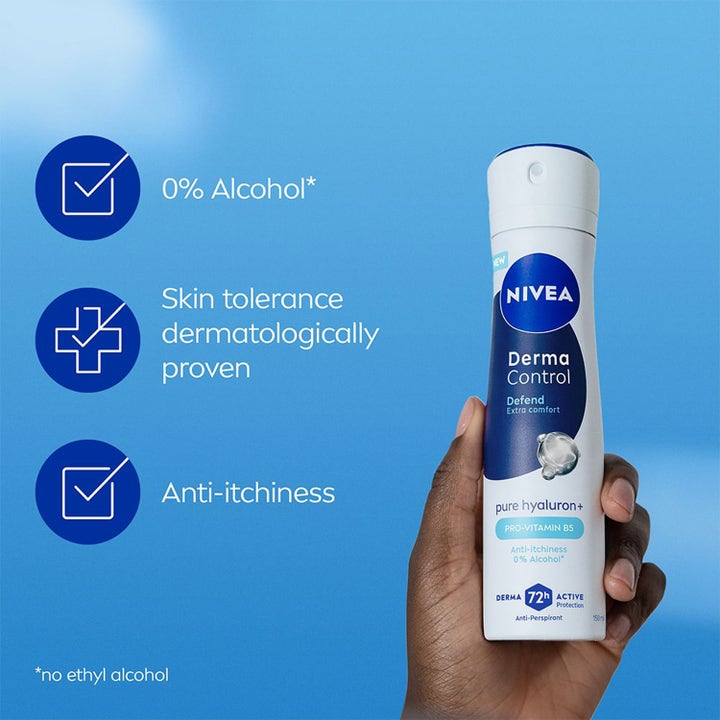 NIVEA Derma Control Defend 150 ml antiperspirant spray som motvirker irritasjon holdes mot en blå bakgrunn