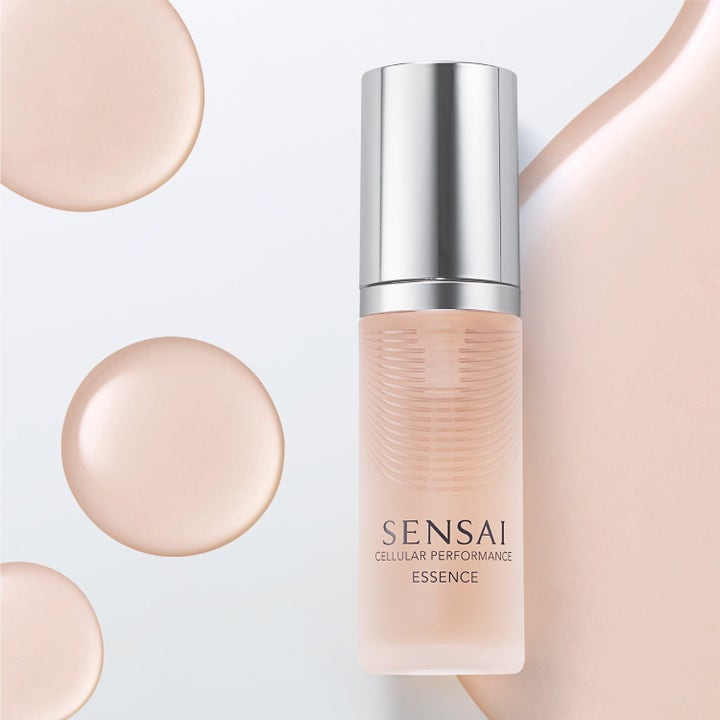 Sensai Intensive Care 80 ml cellulær behandling med niacinamid i frostet glassflaske med ferskenfarget tekstur
