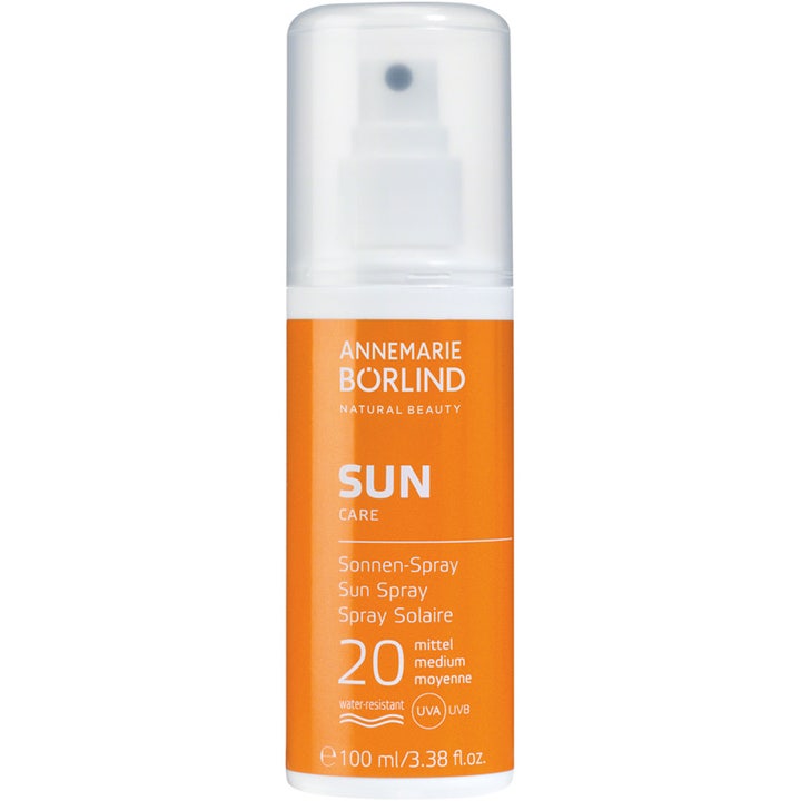 Annemarie Börlind Sun Care Sun Spray SPF 20 100 ml solkrem i oransje flaske med hvit spraypumpe og gjennomsiktig lokk
