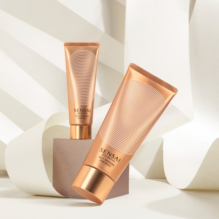 Sensai Silky Bronze Self Tanning For Face 50 ml selvbruning som gir glød i bronsefarget tube på en geometrisk blokk
