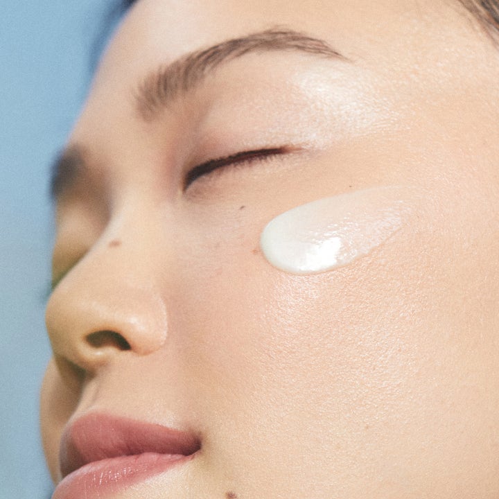 KORA Organics Active Algae Lightweight Moisturizer 50 ml fuktighetsgivende ansiktskrem med hvit kremtekstur påført på hud